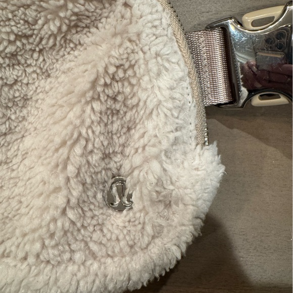 EUC LULULEMON EVERYWHERE FLEECE BELT BAG IN CREAM - Picture 3 of 6